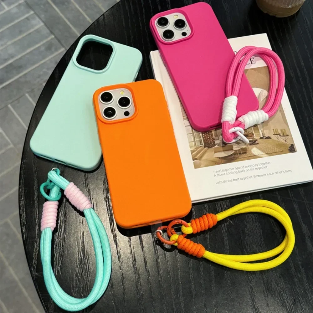 Leather X - レザーテクスチャのスマホケース、iPhone 16 Pro Max、15、14 Plus、13、12、11、XS、XR、X対応、ハンドリストストラップ付き、ソフトTPUバックカバー