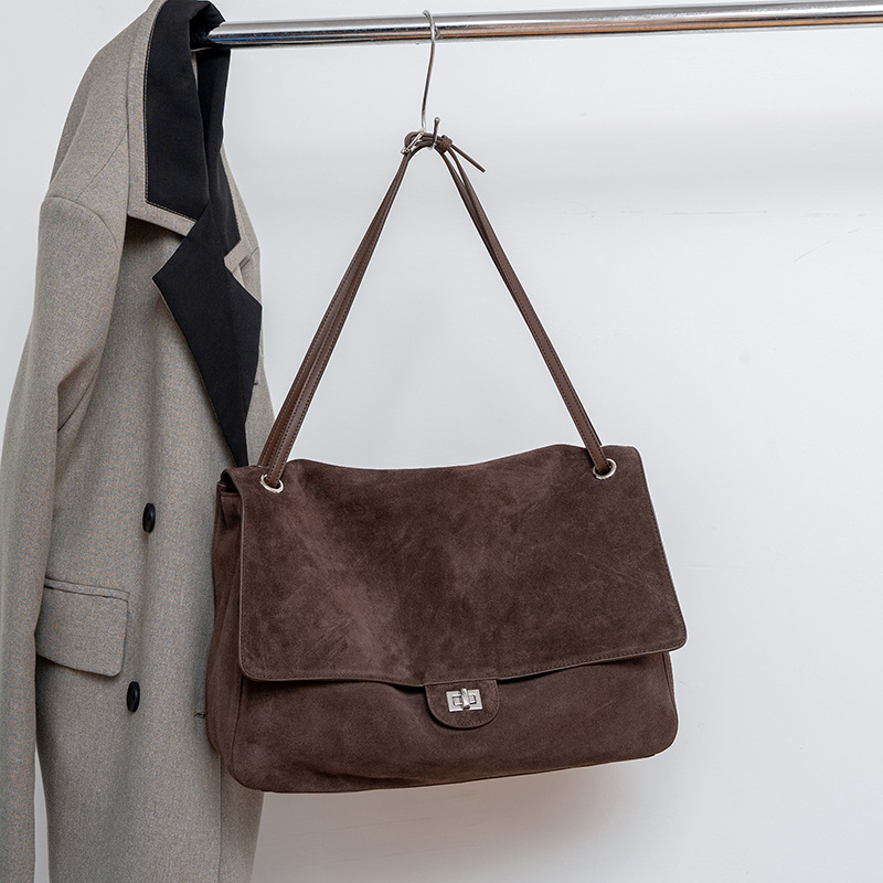 Leather Work Bag Women - 本物のスエードレザー製女性用アンダーアームショルダーバッグ、調節可能なストラップ付きフラップレトロワークトートバッグ、大容量通勤ハンドバッグ