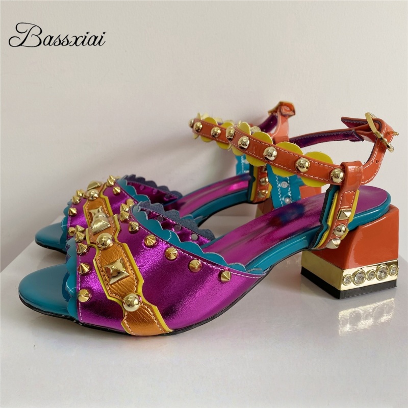 Leather Work Heels - 女性用リベット付きTストラップサンダル,ジュエリー,スクエアクリスタルヒール,本革,ミックスカラー,パーティーシューズ,ラグジュアリー,サマー