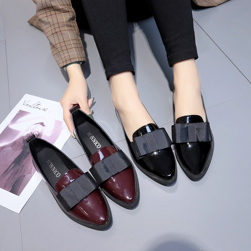 ブラック/ワインレッドのパテントレザーのポインテッドトゥフラ - Leather Work Heels のレビューと価格