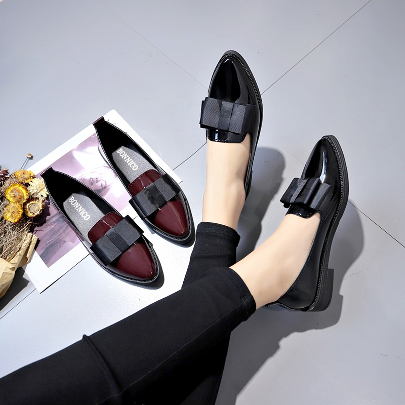 ブラック/ワインレッドのパテントレザーのポインテッドトゥフラ - Leather Work Heels のレビューと価格