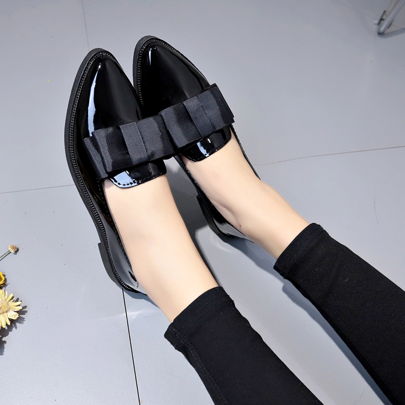 ブラック/ワインレッドのパテントレザーのポインテッドトゥフラ - Leather Work Heels のレビューと価格